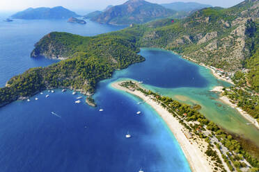 Luftaufnahme der verankerten Boote und des Lagunenstrands in Oludeniz, Fethiye, Türkei. - AAEF17115