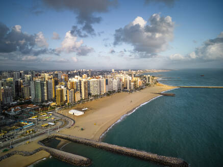 Luftaufnahme der Skyline von Fortaleza entlang der Küstenlinie, Ceara, Brasilien. - AAEF17137