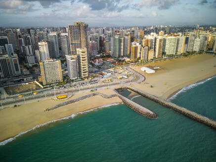 Luftaufnahme der Skyline von Fortaleza entlang der Küstenlinie, Ceara, Brasilien. - AAEF17138