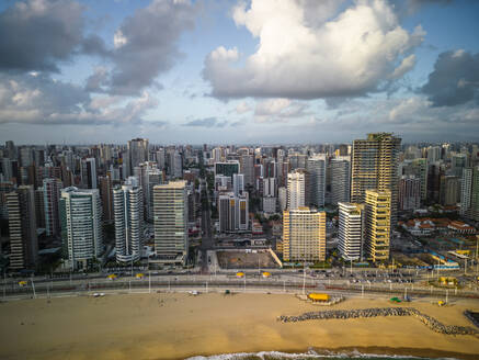 Luftaufnahme der Skyline von Fortaleza entlang der Küstenlinie, Ceara, Brasilien. - AAEF17139