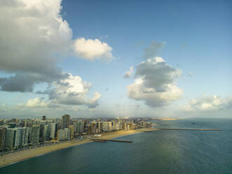 Luftaufnahme der Skyline von Fortaleza entlang der Küstenlinie, Ceara, Brasilien. - AAEF17140
