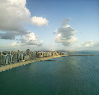 Luftaufnahme der Skyline von Fortaleza entlang der Küstenlinie, Ceara, Brasilien. - AAEF17141