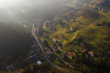 Luftaufnahme eines malerischen Sonnenuntergangs über einem Dorf im Zumberak-Gebirge, Kroatien. - AAEF17148