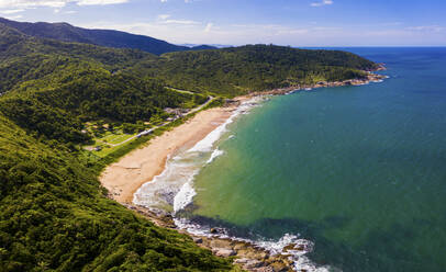 Luftaufnahme des FKK-Strandes Pinho bei Bal. Cambori√∫, Brasilien. - AAEF17155