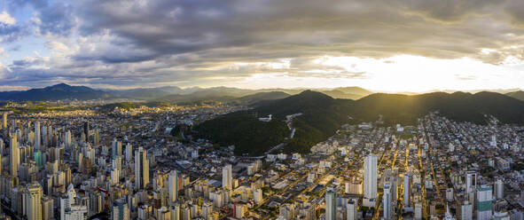 Panoramaluftaufnahme von Balne√°rio Cambori√∫ Stadtbild bei Sonnenuntergang, Brasilien. - AAEF17160