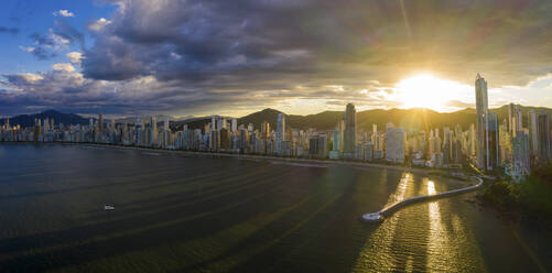 Panoramaluftaufnahme von Balne√°rio Cambori√∫ Stadtbild bei Sonnenuntergang, Brasilien. - AAEF17161