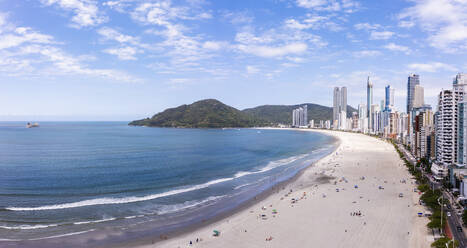 Luftaufnahme des zentralen Strandes von Balne√°rio Cambori√∫, Brasilien. - AAEF17164