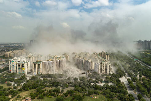 Luftaufnahme des Noida-Zwillingsturms während des Abrisses, Noida, Indien. - AAEF17168