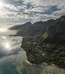 Luftaufnahme des Strandes und der Küstenlinie von Hauru, Moorea, Französisch-Polynesien. - AAEF17181