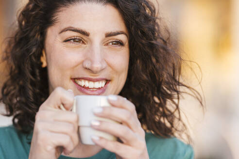 Glückliche Frau beim Kaffee bei Sonnenuntergang - LJF02471