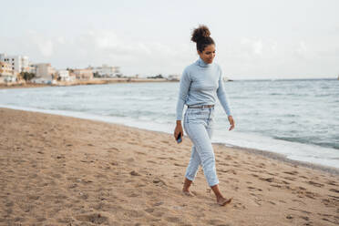 Junge Frau läuft am Strand im Sand - JOSEF15855