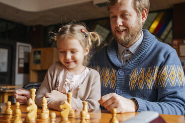 Vater und Tochter spielen Schach im Club - OSF01343