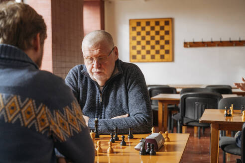 Männer spielen Schach am Tisch im Country Club - OSF01344
