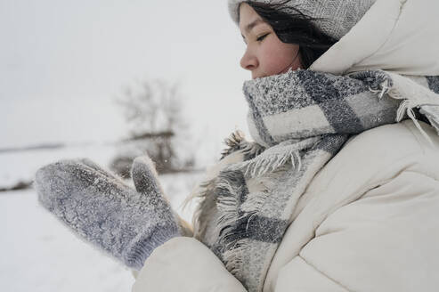 Teenager-Mädchen mit Handschuhen im Winter stehend - ANAF00943