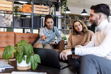 Diskussion mit Geschäftskollegen im Büro - WPEF06974