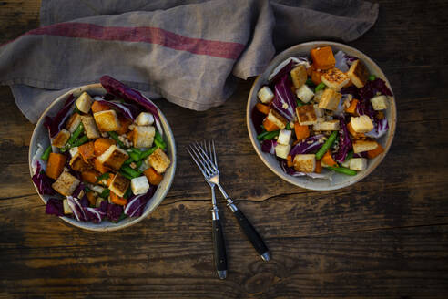 Zwei Schalen mit verzehrfertigem veganem Salat - LVF09270