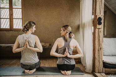 Frauen üben gemeinsam Yoga im Ferienhaus - MJRF00841