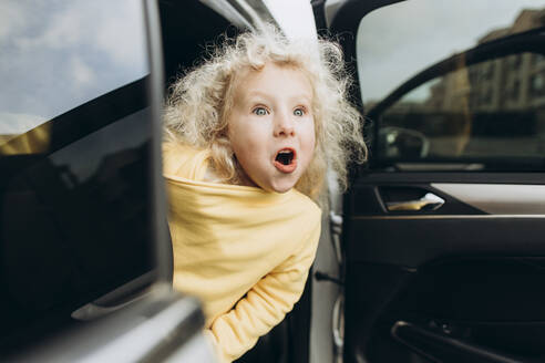 Excited girl leaning out of car - SIF00659