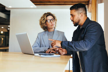 Kollegen, die in einem Büro ein Geschäftsprojekt besprechen. Professionelle Geschäftsleute bei einer Besprechung. Zusammenarbeit und Teamwork zwischen zwei Geschäftskollegen. - JLPSF29145