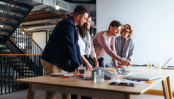 Team von Fachleuten, die in einer Marketingagentur Geschäftsideen diskutieren. Gruppe von Geschäftsleuten, die in einer Sitzung ein Brainstorming durchführen. Fachleute, die in einem Büro an einem Projekt arbeiten. - JLPSF29268