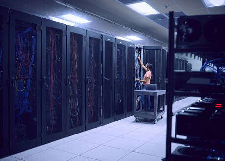 Technikerin bei der Arbeit im Serverraum - TETF01867