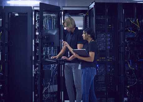 Techniker arbeiten im Serverraum - TETF01873