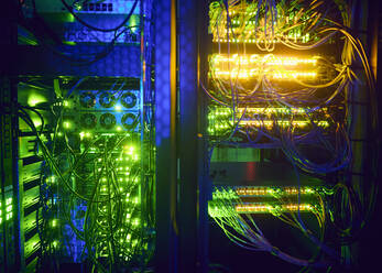 Beleuchtete Netzwerkkabel im Serverraum - TETF01913