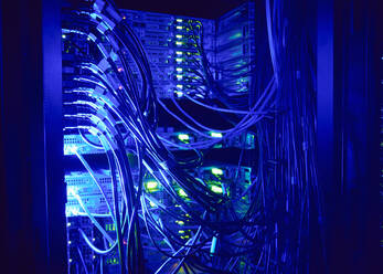 Beleuchtete Netzwerkkabel im Serverraum - TETF01915