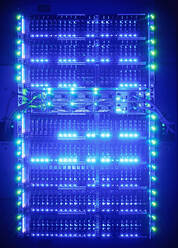 Beleuchtete Netzwerkkabel im Serverraum - TETF01916