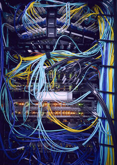 Netzwerkkabel im Serverraum - TETF01918