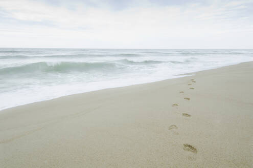 USA, Massachusetts, Cape Cod, Nantucket Island, Fußabdrücke auf Sandstrand am Meer - TETF01919