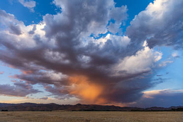 USA, Idaho, bellevue, Dramatische Wolken über Feldern und Hügeln - TETF01947