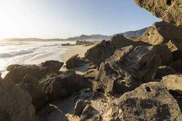 Südafrika, Hermanus, Blick auf Felsformationen an der Meeresküste - TETF01948