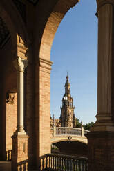 Spanien, Sevilla, Bogenbrücke und Glockenturm an der Plaza de Espagna - TETF01953