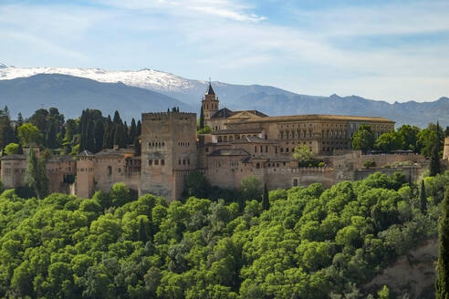 Spain, Granada, Royal Alhambra Palace with mountain landscape - TETF01954