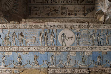 Ägypten, Esna, Hieroglyphen an der Decke des Tempels von Dendarah eingemeißelt - TETF01956