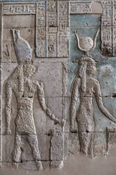 Ägypten, Esna, Hieroglyphen in die Wand des Tempels von Dendarah eingemeißelt - TETF01959