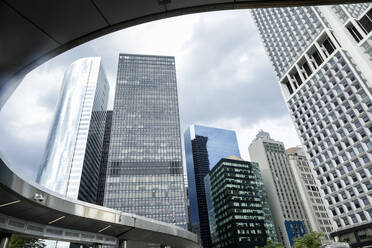 USA, New York, New York City, Niedriger Blickwinkel auf Wolkenkratzer - TETF01973