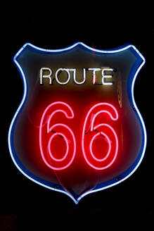 Nahaufnahme des Route 66 Neonschildes - TETF01974