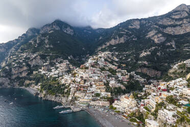 Luftaufnahme von Positano an der Amalfiküste, Salerno, Kampanien, Italien. - AAEF17192