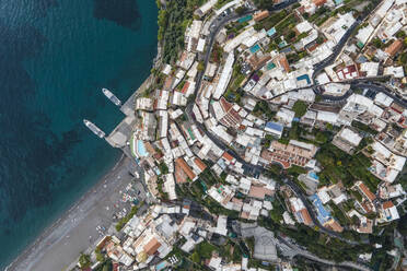 Luftaufnahme des kleinen Hafens am Strand von Positano an der Amalfiküste, Salerno, Kampanien, Italien. - AAEF17194