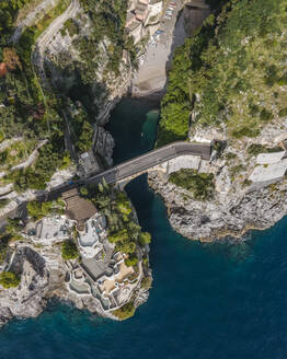 Luftaufnahme einer Brücke über den Fjord in Furore, einer kleinen Stadt an der Amalfiküste, Salerno, Kampanien, Italien. - AAEF17200