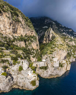 Panorama-Luftaufnahme des Furore-Fjords entlang der Amalfiküste, Salerno, Kampanien, Italien. - AAEF17202