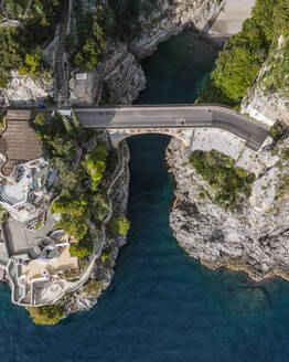 Luftaufnahme einer Brücke über den Fjord in Furore, einer kleinen Stadt an der Amalfiküste, Salerno, Kampanien, Italien. - AAEF17204