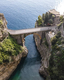 Luftaufnahme einer Brücke über den Fjord in Furore, einer kleinen Stadt an der Amalfiküste, Salerno, Kampanien, Italien. - AAEF17205
