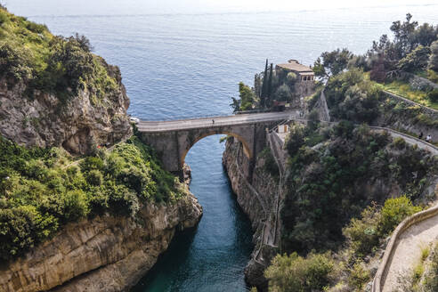 Luftaufnahme einer Brücke über den Fjord in Furore, einer kleinen Stadt an der Amalfiküste, Salerno, Kampanien, Italien. - AAEF17206