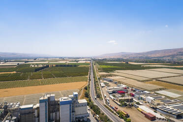 Luftaufnahme einer langen geraden Straße, Zemach, See Genezareth, Israel. - AAEF17210