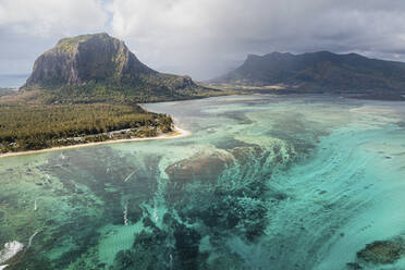 Panoramablick auf den Berg Le Morne mit dem berühmten Unterwasser-Wasserfall, Le Morne Brabant, Mauritius. - AAEF17218