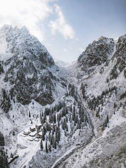 Luftaufnahme einer Unterschlupfhütte in der Nähe einer Schlucht in Almaty, Kasachstan. - AAEF17237