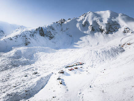 Luftaufnahme der Meteo-Station in den Bergen auf 3200 m über dem Meeresspiegel in Almaty, Kasachstan. - AAEF17242